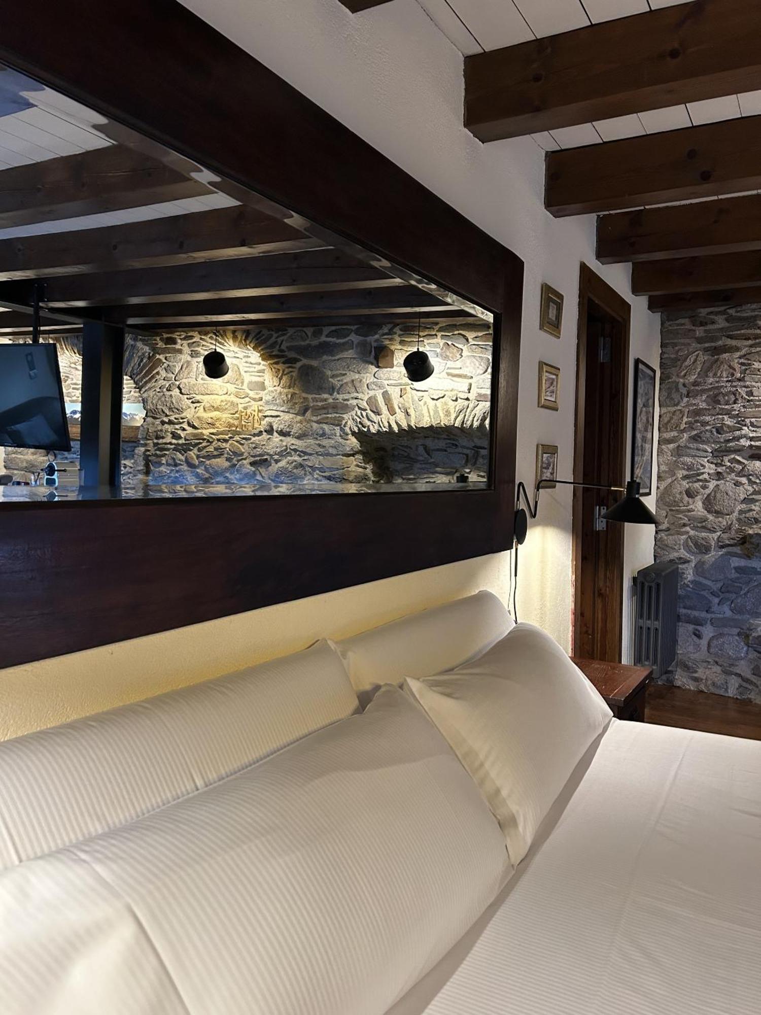 Mas Farner - Adults Only Bed & Breakfast Llivia Room photo